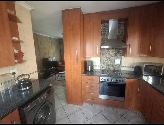 2 BEDROOM FREEHOLD FOR SALE IN CLAYVILLE